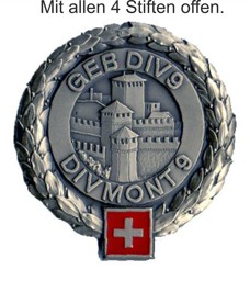 Picture of Gebirgsdivision 9 Béret Emblem. Mit allen 4 Stiften offen. Auf Styropor aufgesteckt für den Versand.