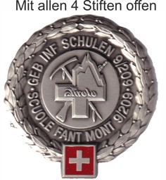 Picture of Geb Inf Schulen Airolo 9-209 Beret Emblem Schweizer Armee. Mit allen 4 Stiften offen. Auf Styropor aufgesteckt für den Versand.