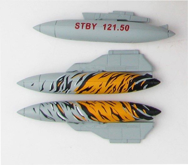 Bild von F/A-18 Hornet J-5011 Staffel 11 Zusatztanks im Tiger Meet Design und Frequenztank. 
