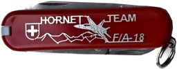 Bild von F/A-18 Hornet Team Victorinox Sackmesser rot SMALL. Logo und Schriften sind als Metalleinlage eingefügt.