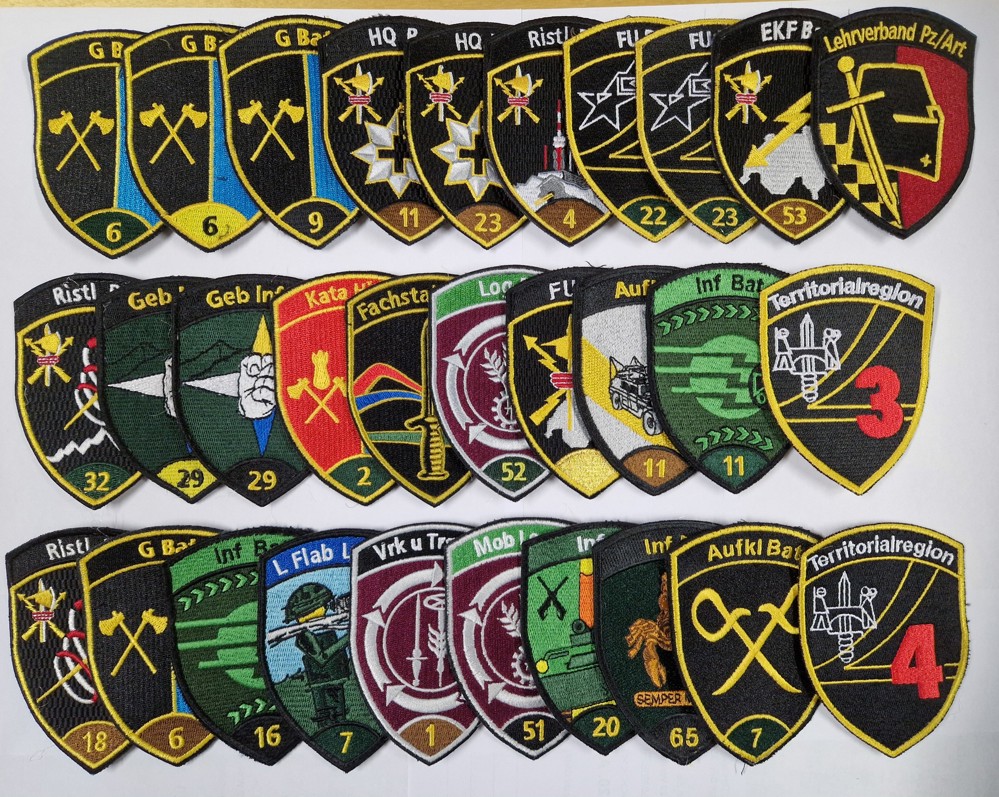 Image de Armee 21 Badge Sammlung OHNE KLETT. Bestehend aus 30 Stück verschiedenen Abzeichen